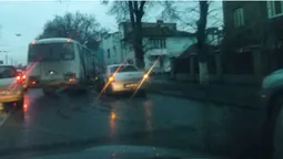 Аварія у Луцьку: не розминулися автобус і три іномарки (фото)
