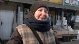 Мороз не зупиняє: як продавці на ринку у Луцьку працюють у холодну погоду (відео)