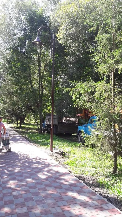 Лучан непокоїть кріплення стовпів освітлення у парку (фото)