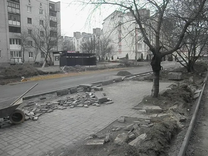 У Луцьку встановлюють нові бордюри і поребрики (фото)
