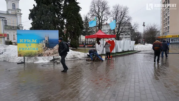 Плов та міні-референдум: у центрі Луцька згадують річницю анексії Криму (фото)