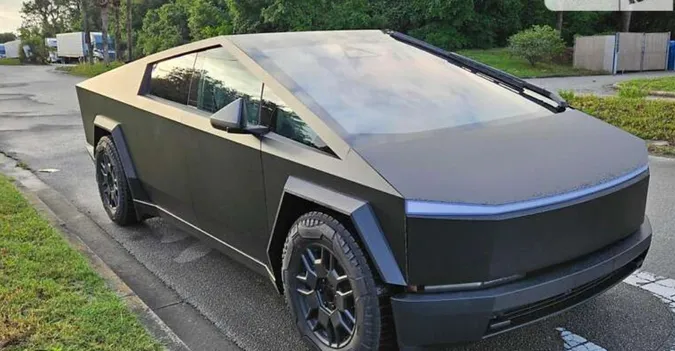 Ціна просто космос: у Луцьку продають Tesla Cybertruck