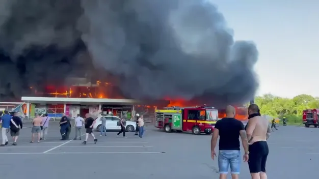 Російська ракета влучила у торговельний центр в Кременчуці, де була понад тисяча людей (ОНОВЛЕНО, відео)