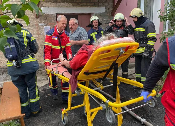 Підгоріла їжа: в Нововолинську через задимлення ледь не загинула жінка (фото, відео)