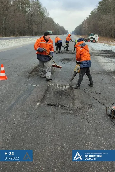 На Волині проводять аварійні роботи з ліквідації вибоїн на дорогах (фото)