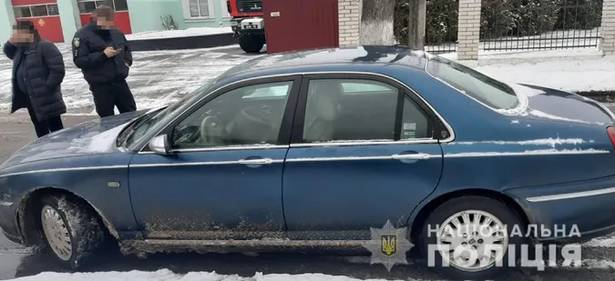 Побили і забрали гроші: двоє з ножем «вдерлися» у квартиру лучанина