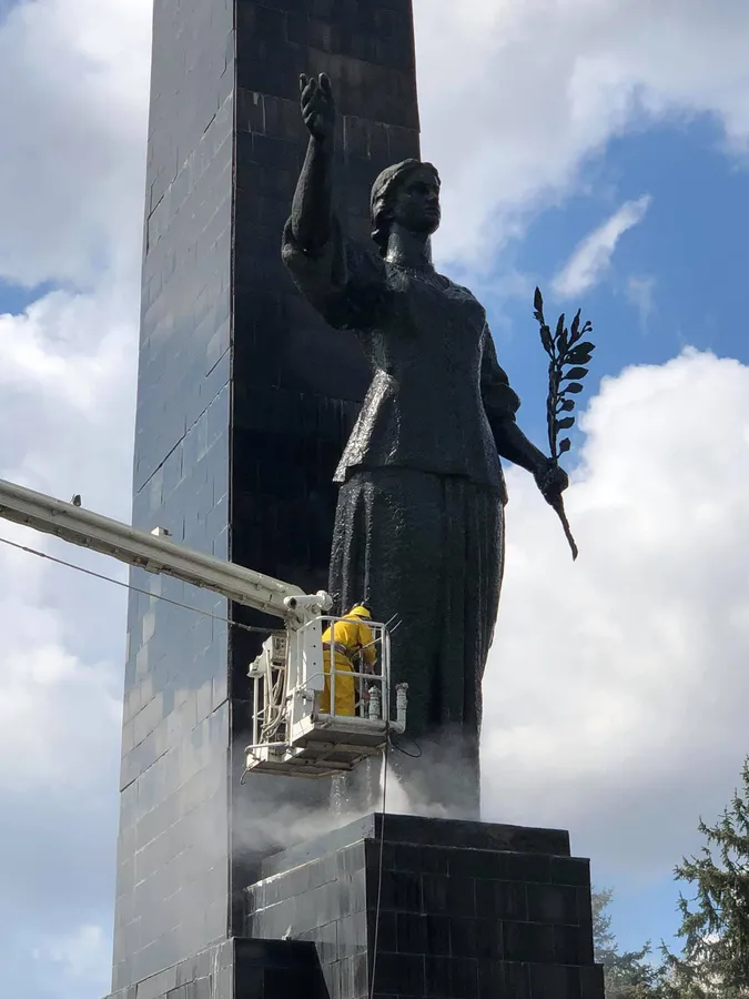 На меморіальному комплексі в Луцьку замінили відбиті плити і помили обеліск (фото, відео)