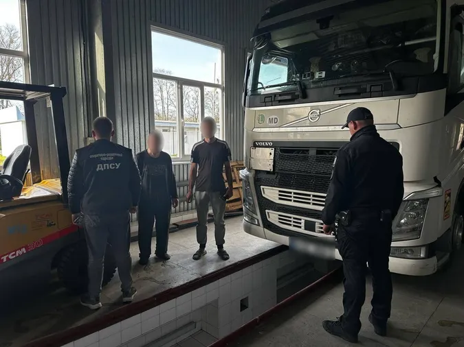 Занурений по груди: українець намагався виїхати за кордон у цистерні з олією (фото)