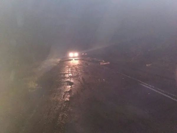 На Волині з вантажівки на іномарку впали дерев'яні колоди (фото)