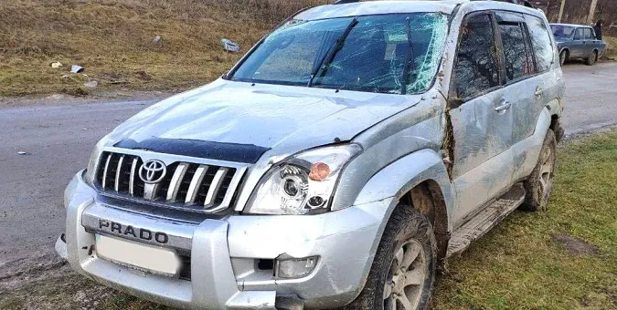У Луцькому районі 18-річний злодій перекинувся на викраденому Toyota Prado (фото, відео)