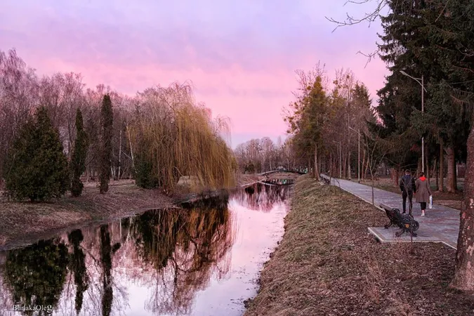Показали загадковий захід сонця в луцькому парку (фото)