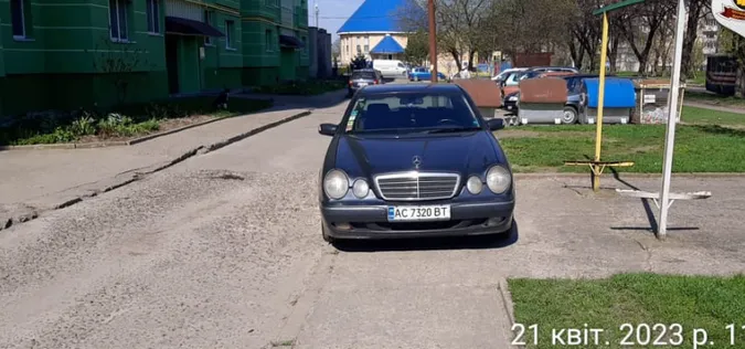 Тротуар для «мерса»: у Луцьку оштрафували «паркохама» (фото)