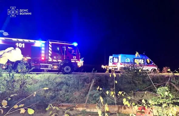 Водія вирізали з кабіни: на Маневиччині вантажівка злетіла у кювет (фото)