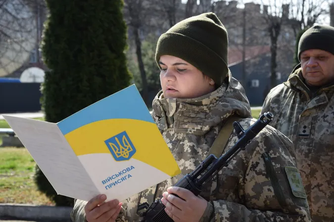 Мобілізовані та контрактники, чоловіки та жінки: у Луцьку склали присягу прикордонники (фото)