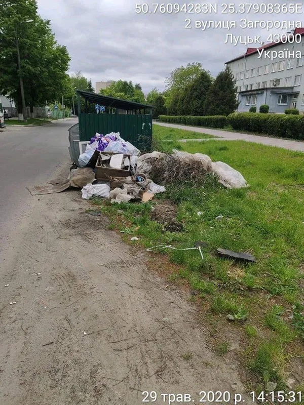На вулицях Луцька – гори сміття (фото)
