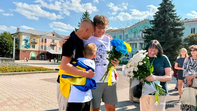 У Нововолинську зустріли звільненого з полону захисника «Азовсталі» Володимира Фаброго (фото)