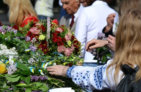 Мовчки та зі сльозами: у Луцьку вшанували пам'ять жертв Другої світової війни (фото)