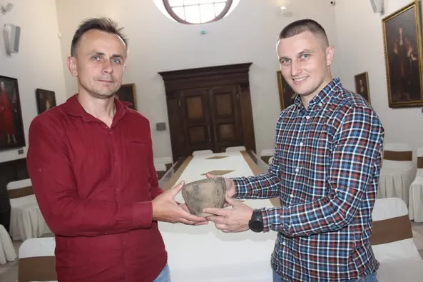 У Серебрянському лісі захисник із Рівненщини знайшов унікальний артефакт, якому 3,5 тисячі років (фото)