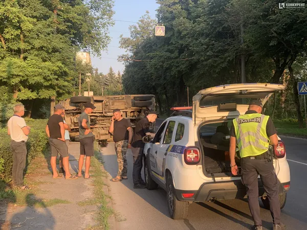 У Луцьку перекинулась вантажівка з дерев'яними колодами: рух ускладнено (фото)