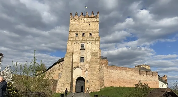 Спокійно і затишно: яка весна у Луцькому замку (фото)