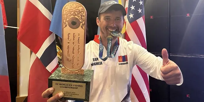 Волинський депутат здобув медаль на чемпіонаті із зимової риболовлі в Монголії (фото)