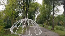 У Луцьку вітер обірвав ілюмінацію на "Алеї парасольок" (фото)