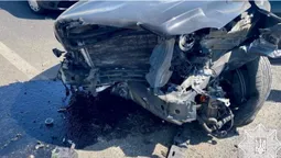 Був неуважним: під Луцьком водій Volvo зніс відбійник та злетів у кювет (фото)
