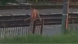 У Маневичах повністю голий чоловік дефілював вулицями (відео 18+)