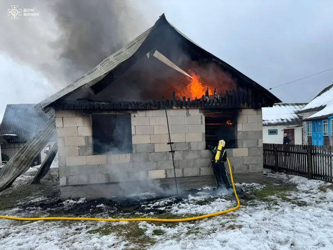 На Волині рятувальники ліквідували дві пожежі: горів навіс та житловий будинок (фото)