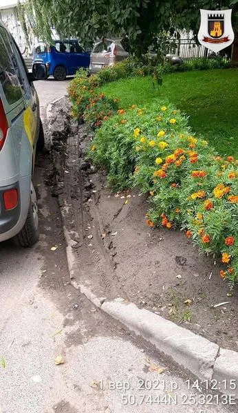 У Луцьку водії знищили нові газони біля ЦНАПу (фото)