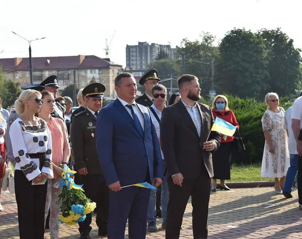 Фейсбук у синьо-жовтих прапорах: волиняни вітають зі святом (фото)