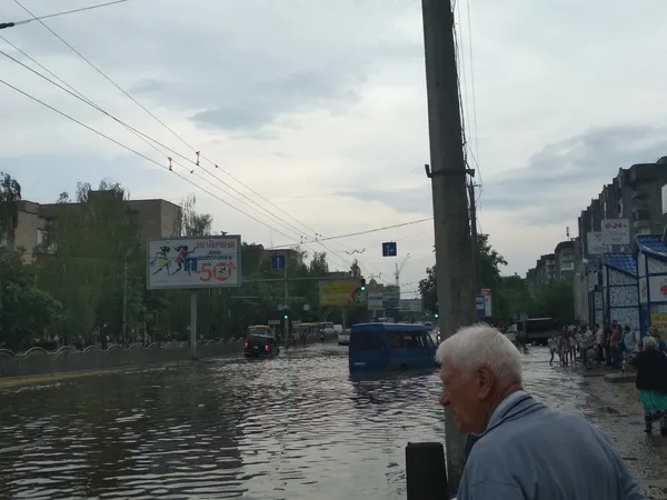 У Луцьку біля «Салюта» у «водяному полоні» опинилася швидка (фото)