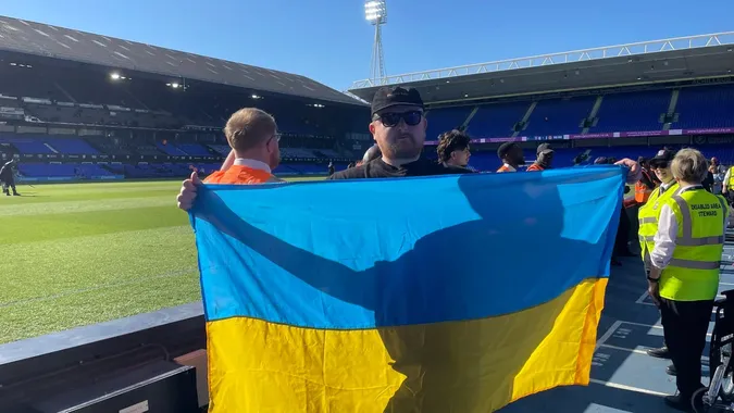 У журналіста відібрали прапор України на футбольному матчі в Англії