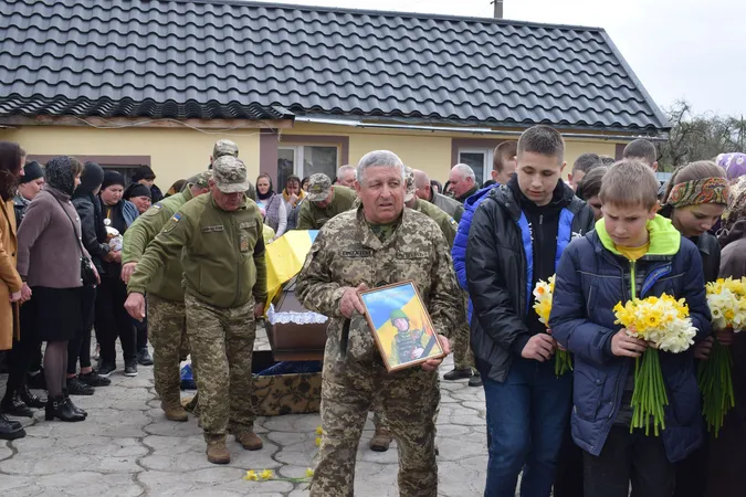 На Волині попрощалися з воїном, який загинув під Бахмутом (фото)