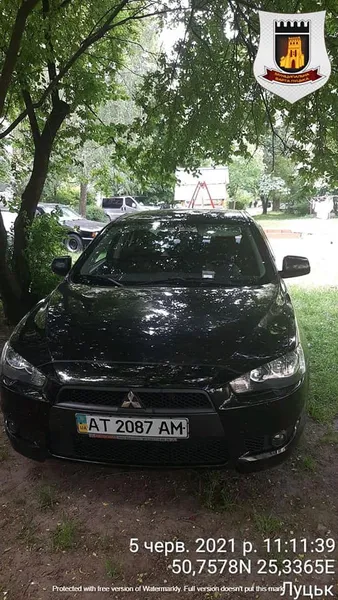 У Луцьку в одному дворі 27 авто стояли на газонах (фото)