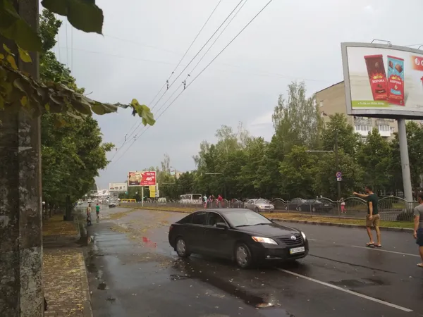 У Луцьку біля «Салюта» у «водяному полоні» опинилася швидка (фото)