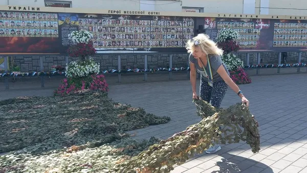У центрі Луцька плели маскувальні сітки та «кікімори» для військових (фото, відео)