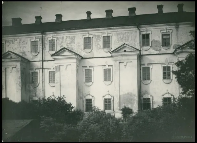 Колеґіум єзуїтів у Луцьку на світлині Яна Булгака, фото з міжвоєння