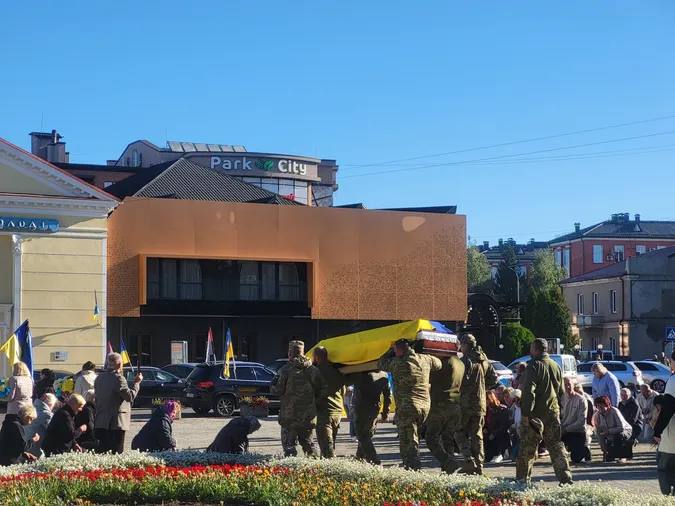 Ковель навколішки попрощався з воїном Ігорем Гембицьким