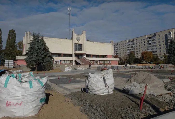 Викорчовані дерева та плитка: що коїться біля луцького РАЦСу (фото)