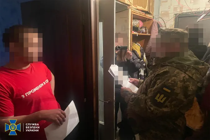 У Луцьку СБУ заблокувала телеграм-канал, який допомагав ухилянтам уникати мобілізації (фото, відео)