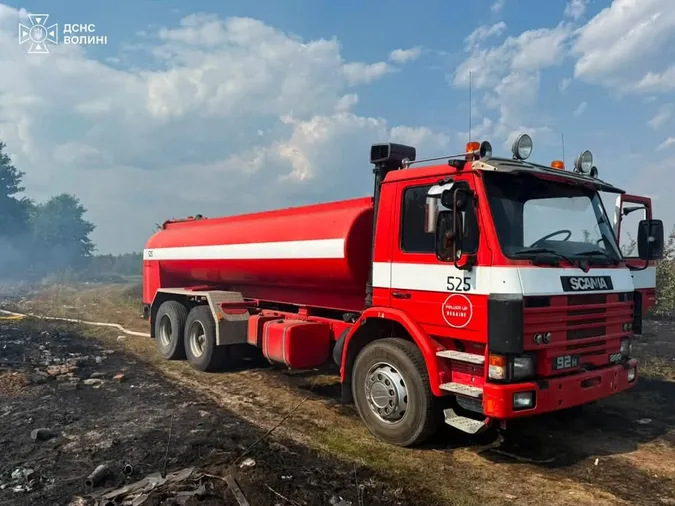 Палали купи сміття й чагарники: на Волині гасили пів гектара пожежі (фото)