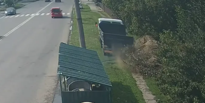 У Луцьку зловили водія, який засипав доріжку горами землі (відео)