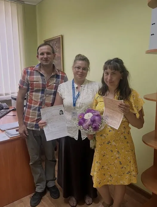 Одразу після РАЦСу – по новий паспорт: у Ковелі молодята змінили документи в день весілля