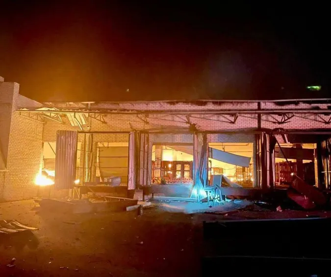У Дніпрі ворожі безпілотники вдарили по логістичному підприємству (фото)