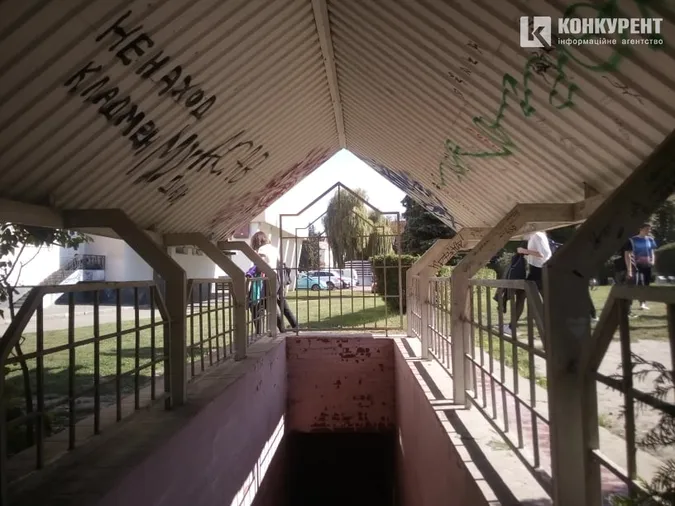 У Луцьку закидали сміттям «громадську вбиральню» у центрі міста (фото)