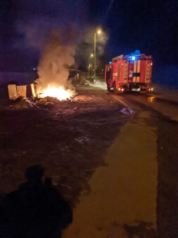 У місті на Волині невідомі підпалили сміттєві баки (фото)