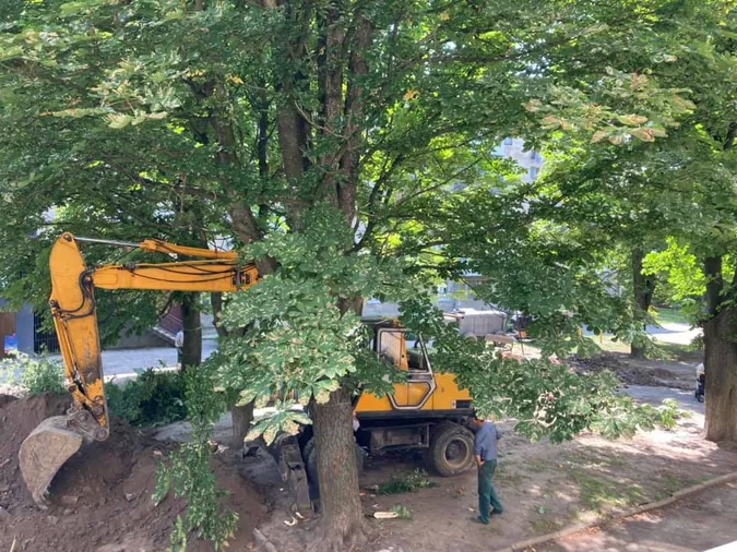На проспекті Волі розрили двір: мешканці обурені (фото)
