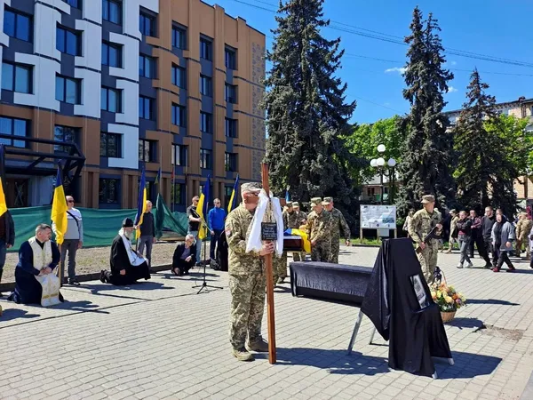 На похорон приїхав «англійський брат»: у Ковелі попрощалися з воїном Володимиром Карпуком (фото)