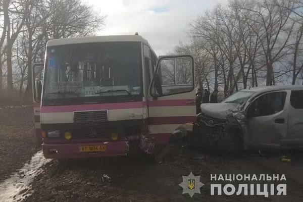 На Тернопільщині в автобус «Івано-Франківськ – Луцьк» влетіла іномарка (фото)